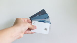 Diverse carte di credito in una mano